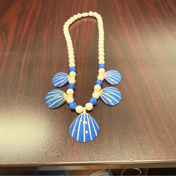 Avon “Seashore” Malibu Blue and White Beaded Necklace with Shell Accents NIB - Picture 2 of 7